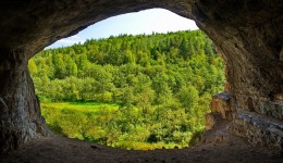 Вид из Игнатьевской пещеры. Пещера Царя.